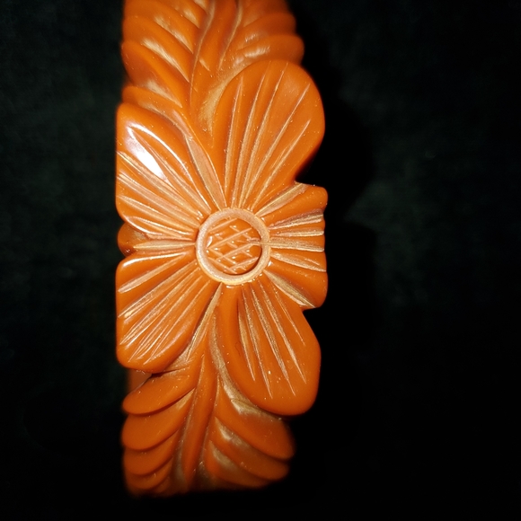 Carved Bakelite Bangle Caramel Floral Hinged 1930's 1940's - Picture 10 of 13